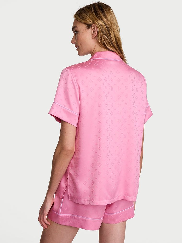 Satěnové pyžamo s podpisovými kraťasy. Produkt je růžové barvy a pochází z kolekce Victoria's Secret.