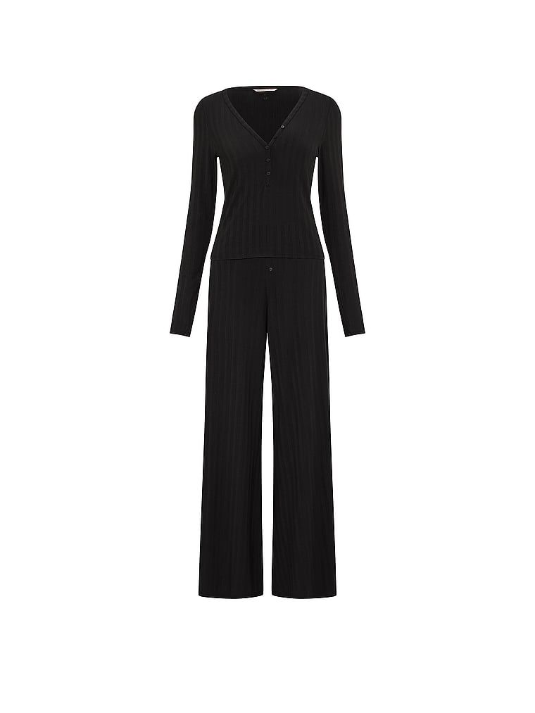 Pyžamo vyrobené ze SoSoft modalu. Produkt je černý a pochází z kolekce Victoria's Secret.