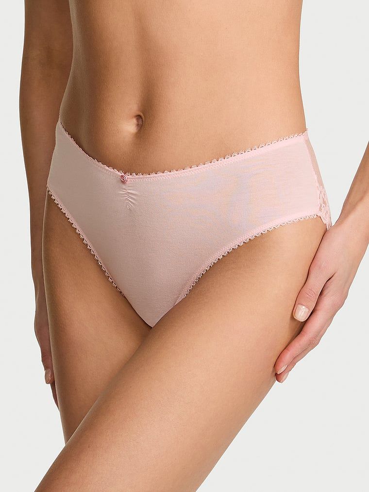 Bavlněné slipy s síťovanou vzadu Heart Lace. Produkt je růžové barvy a pochází z kolekce Victoria's Secret.