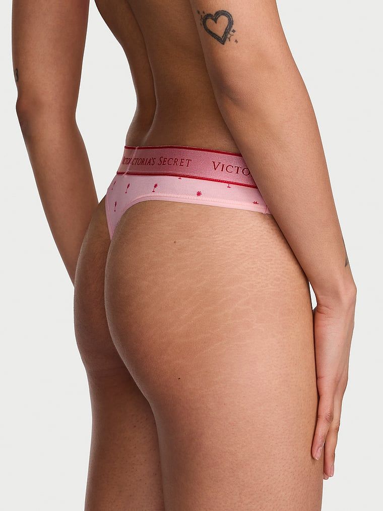 Bavlněné tanga s logem v pase. Produkt je vzorovaný a pochází z kolekce Cotton.