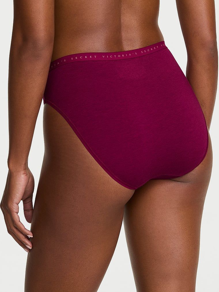 Bavlněné slipy s vysoko střiženými nohavičkami. Produkt je růžové barvy a pochází z kolekce Victoria's Secret.