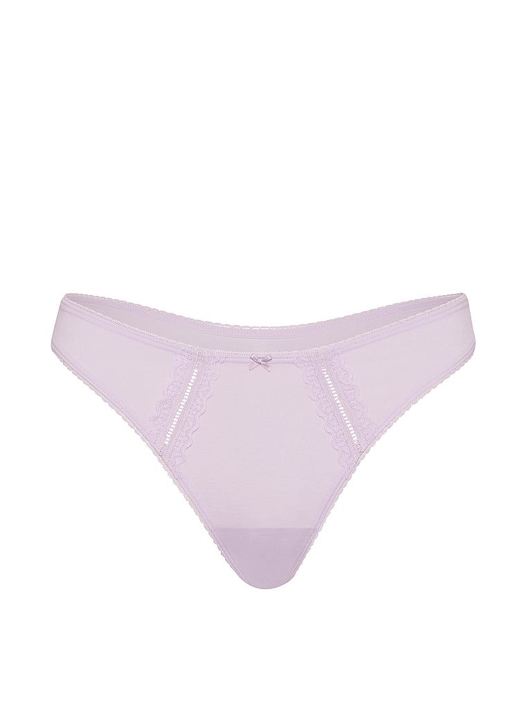 Bavlněné tanga s vložkami na krajku. Produkt je fialové barvy a pochází z kolekce Victoria's Secret.