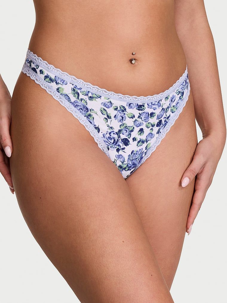 Bavlněné tanga s krajkou na okrajích Lace-Waist. Produkt má květinový vzor a pochází z kolekce Lace Trim.