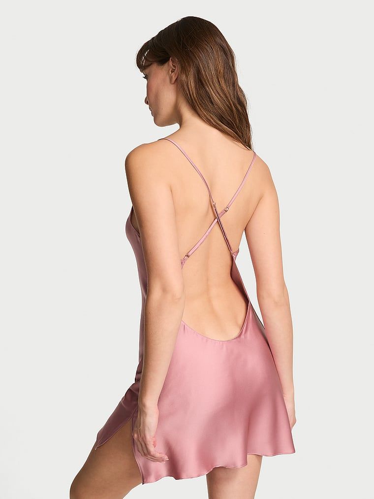 Saténová noční košile s tenkými ramínky odhalujícími zadní část s otevřenými zády. Produkt je růžový a pochází z kolekce Victoria's Secret.