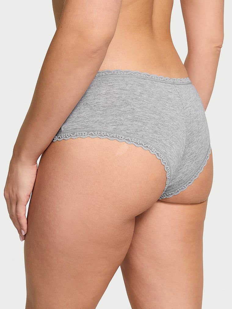 Bavlněné kalhotky s krajkou na okrajích Lace-Waist Cheeky. Produkt je šedý a pochází z kolekce Lacie.