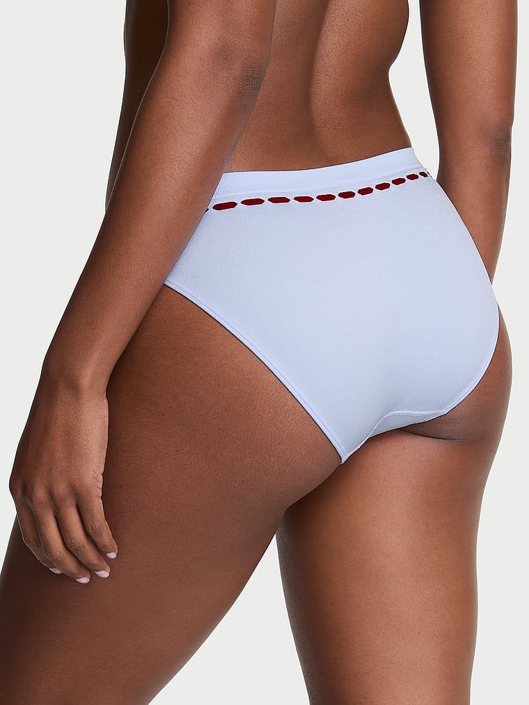 Bikiny kalhotky s bezšvovým drážkováním na stuhu. Produkt je fialové barvy a pochází z kolekce Seamless.