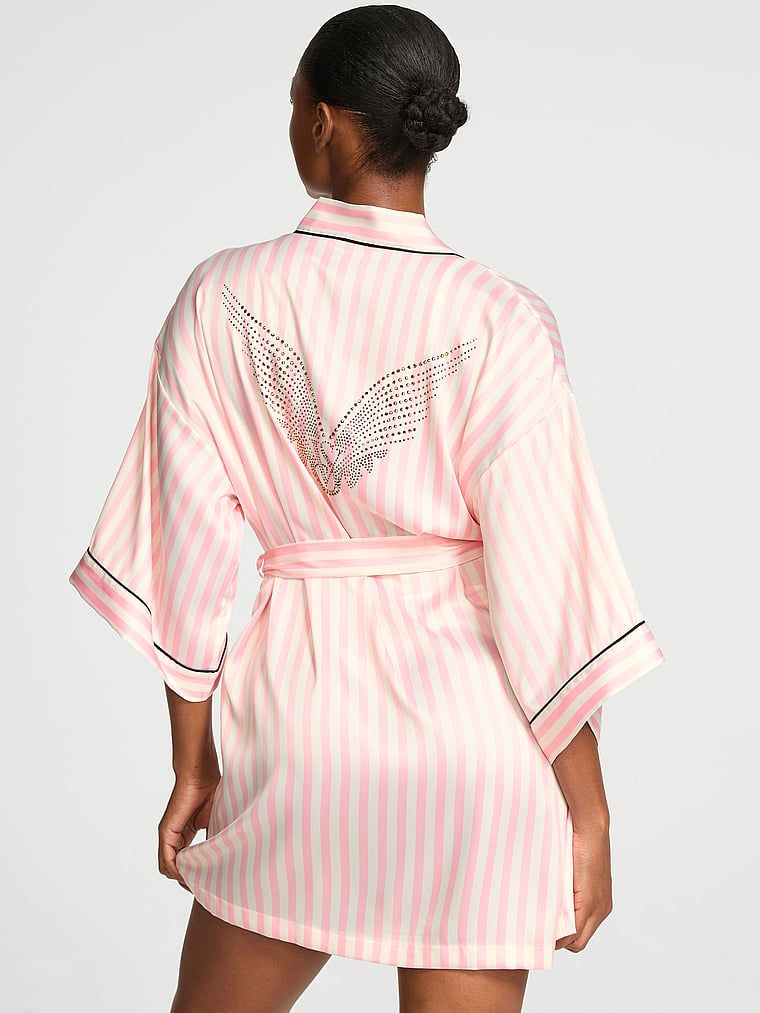 Saténový župan krátký VSFS 2025. Produkt je vzorovaný a pochází z kolekce Victoria's Secret.