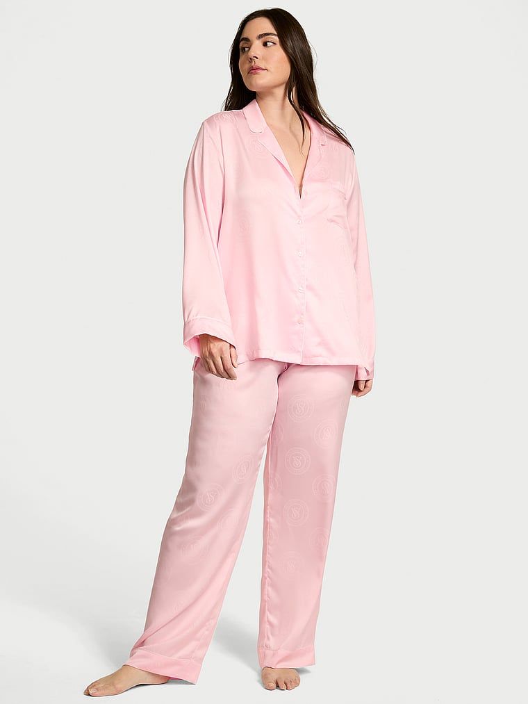 Saténové pyžamo s dlouhými rukávy. Produkt je růžový a pochází z kolekce Victoria's Secret.