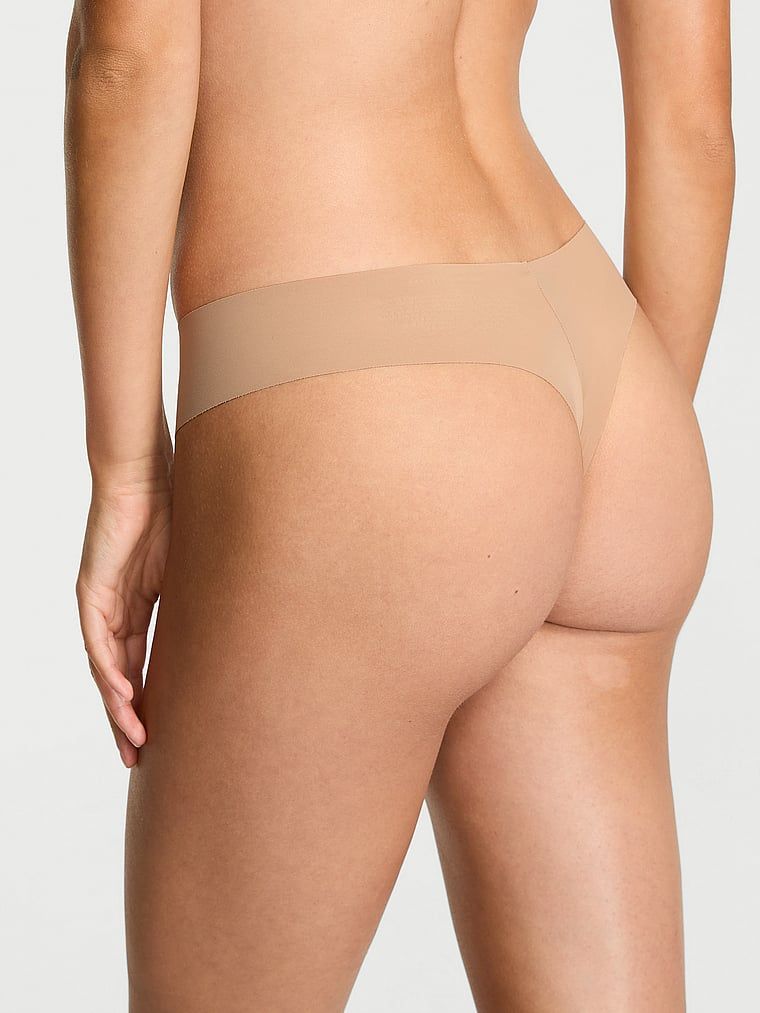 Bezešvá tanga bez show. Produkt je béžové barvy a pochází z kolekce No-Show.