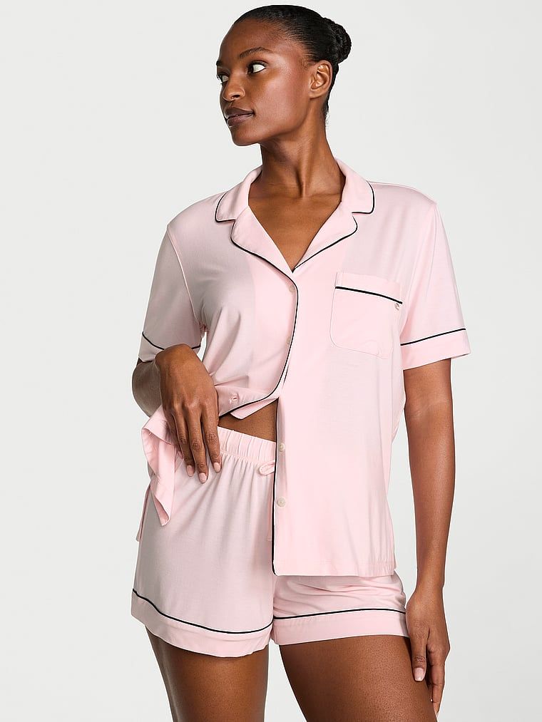 Modalové pyžamo s kraťasy. Produkt je růžový a pochází z kolekce Victoria's Secret.