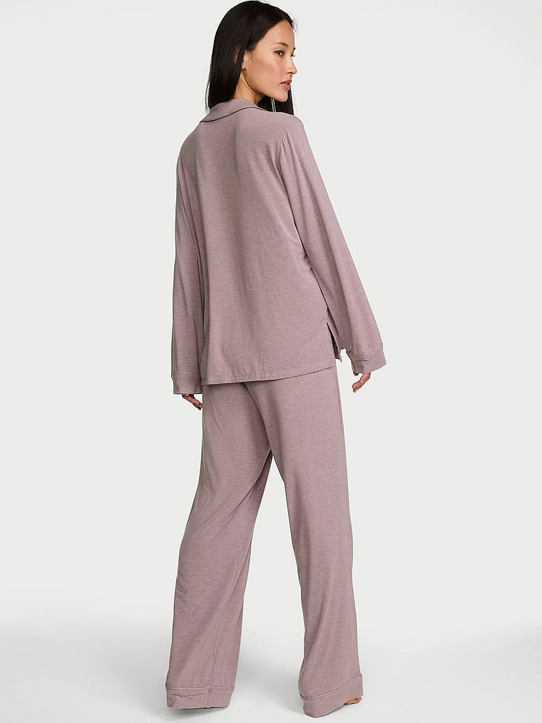 Pyžamo vyrobené ze SoSoft modalu. Produkt je fialové barvy a pochází z kolekce Victoria's Secret.