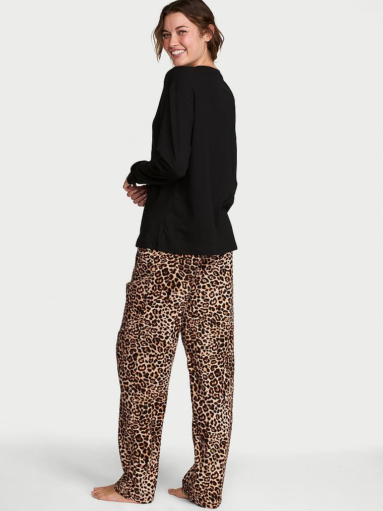 Dlouhé flanelové pyžama Tee-Jama. Produkt je černý a pochází z kolekce Victoria's Secret.