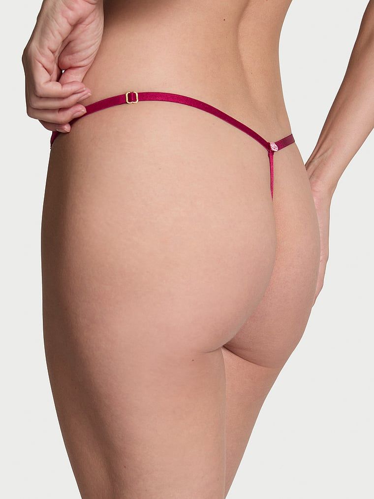Krajková tanga s nastavitelnými řemínky Lace V-String. Produkt je červený a pochází z kolekce Dream Angels.