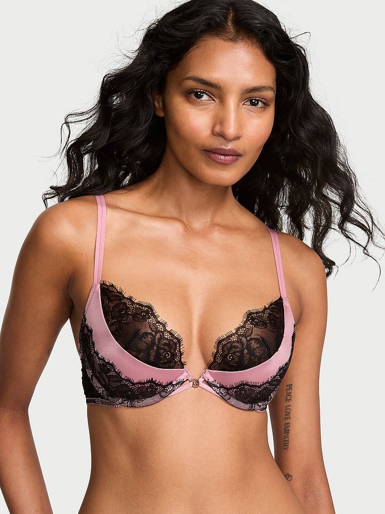 Podprsenka na push-up s hlubokými krajkovými vložkami. Produkt je růžové barvy a pochází z kolekce Very Sexy.