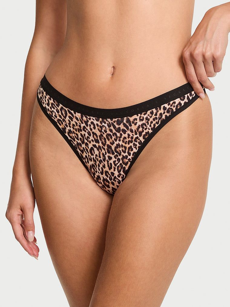 Bavlněná tanga s vysokými nohavicemi Scoop. Produkt je vzorovaný a pochází z kolekce Body by Victoria.
