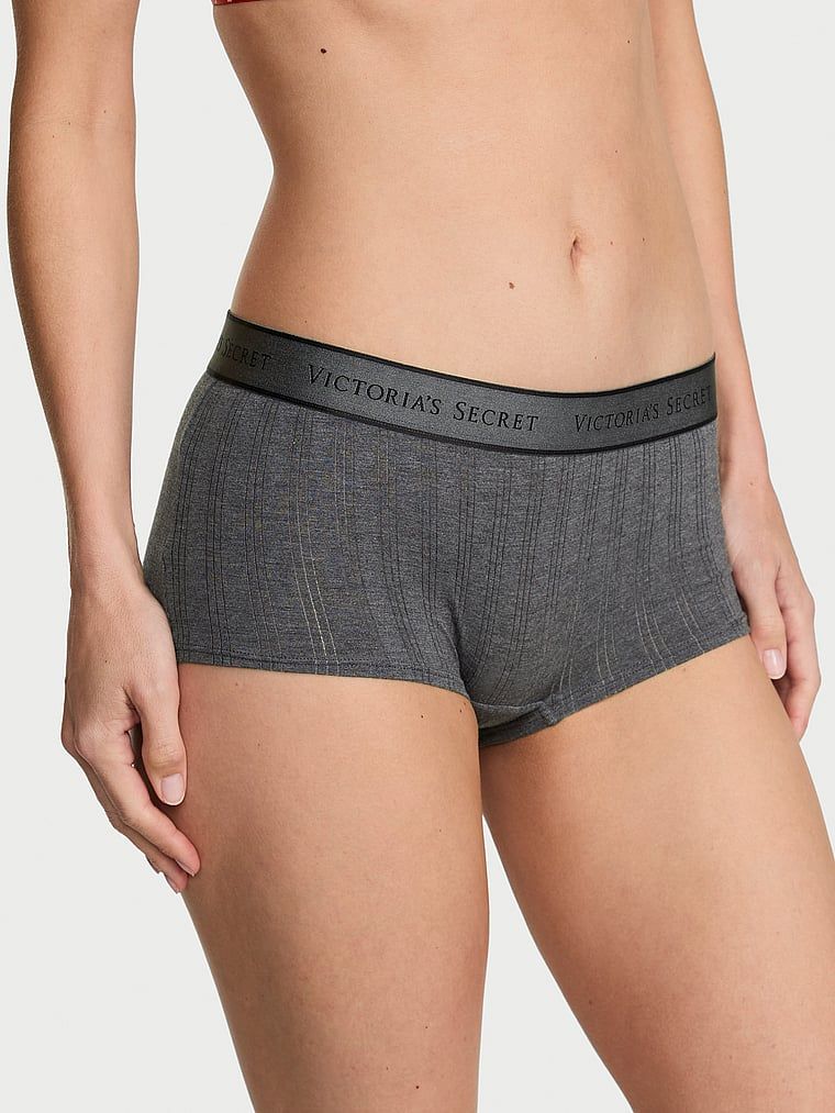 Kraťasy vyrobené z Ultra-Fine Logo Boyshort modal. Produkt je šedobarevný a pochází z kolekce Cotton.