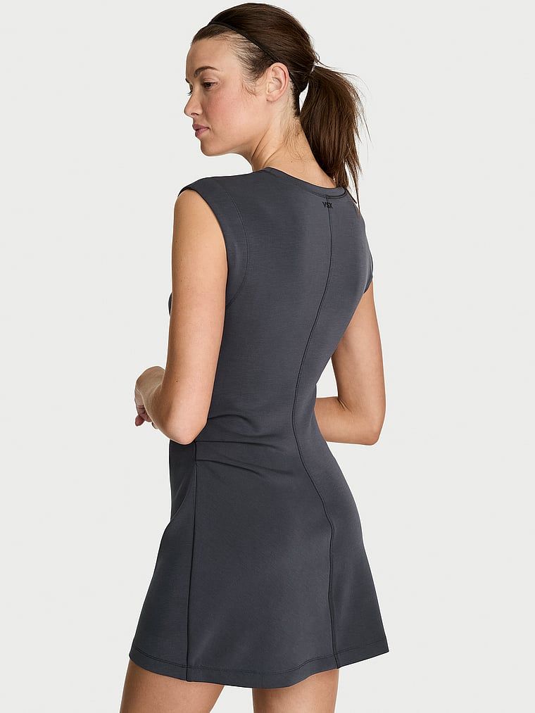 Mini pérové pletené šaty. Produkt je černý a pochází z kolekce VSX.