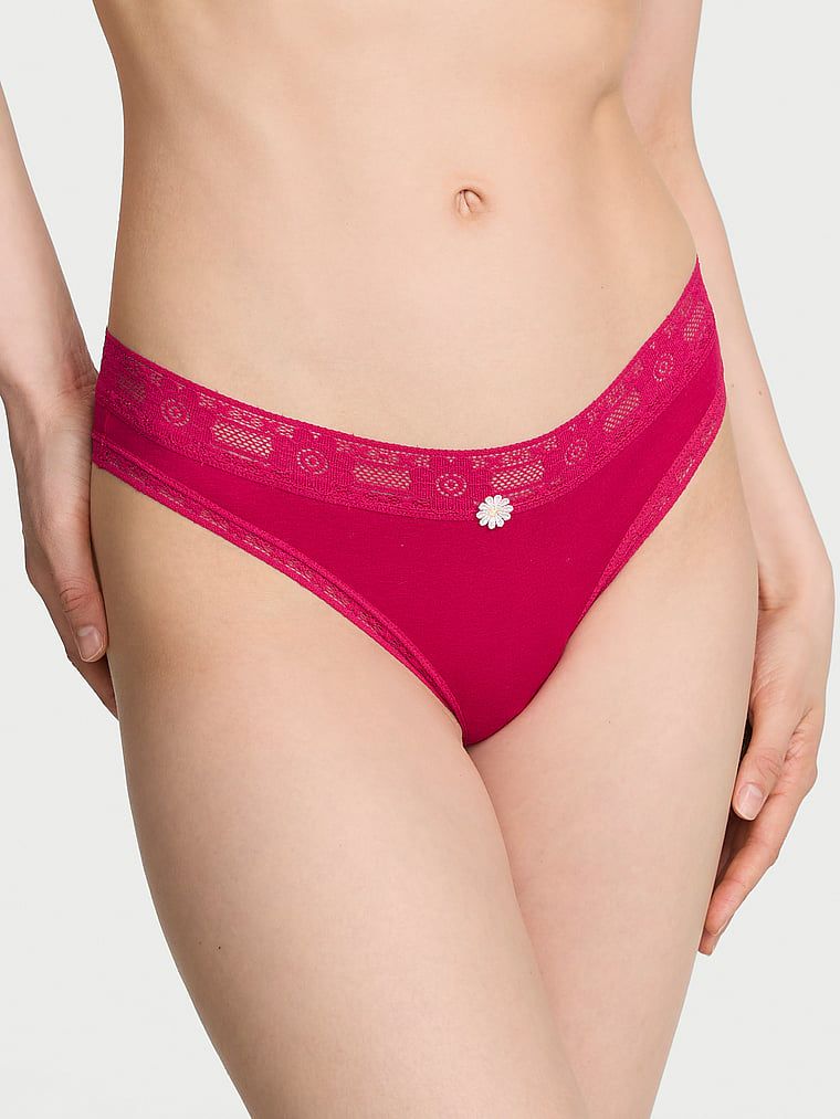 Bavlněné tanga s krajkou a krajkou s lemem. Produkt je růžové barvy a pochází z kolekce Lace Trim.