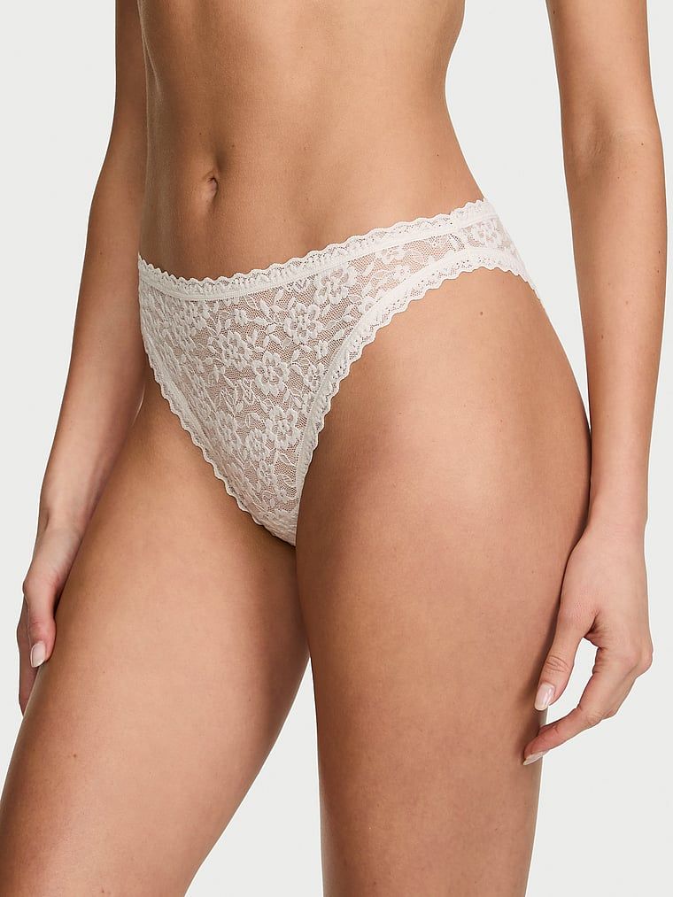 Krajkové kalhotky z krajky z 90. let. Produkt je bílé barvy a pochází z kolekce Lacie.