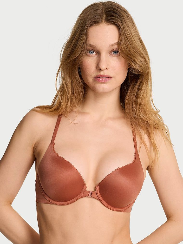 Podprsenka na kliky zapnutá vpředu s krajkou na zádech Racerback. Produkt je hnědé barvy a pochází z kolekce Body by Victoria.