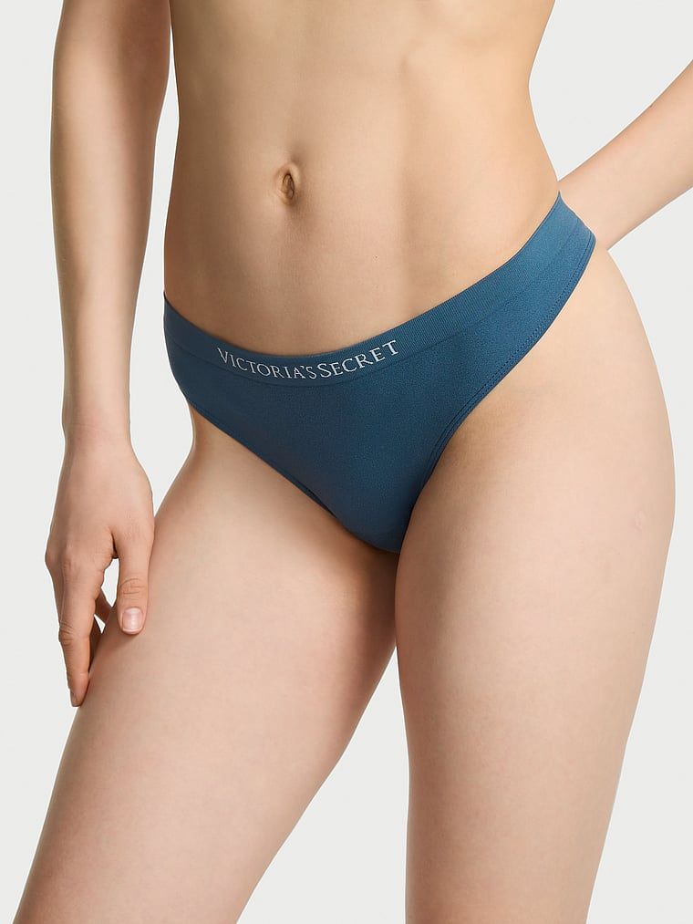 Bezešvá tanga. Produkt je modrý a pochází z kolekce Bezešvé.