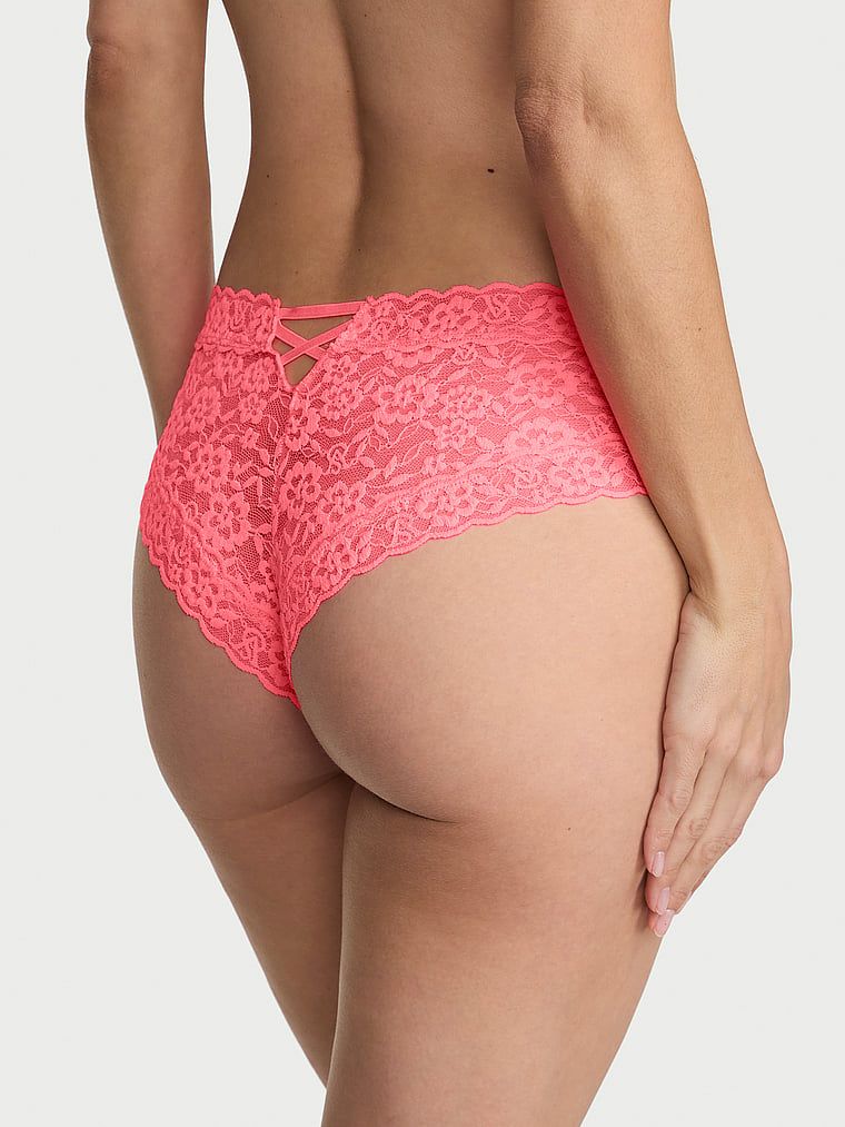 Krajkové kalhotky s ramínky vzadu Blossom Cheeky. Produkt je růžové barvy a pochází z kolekce Lacie.