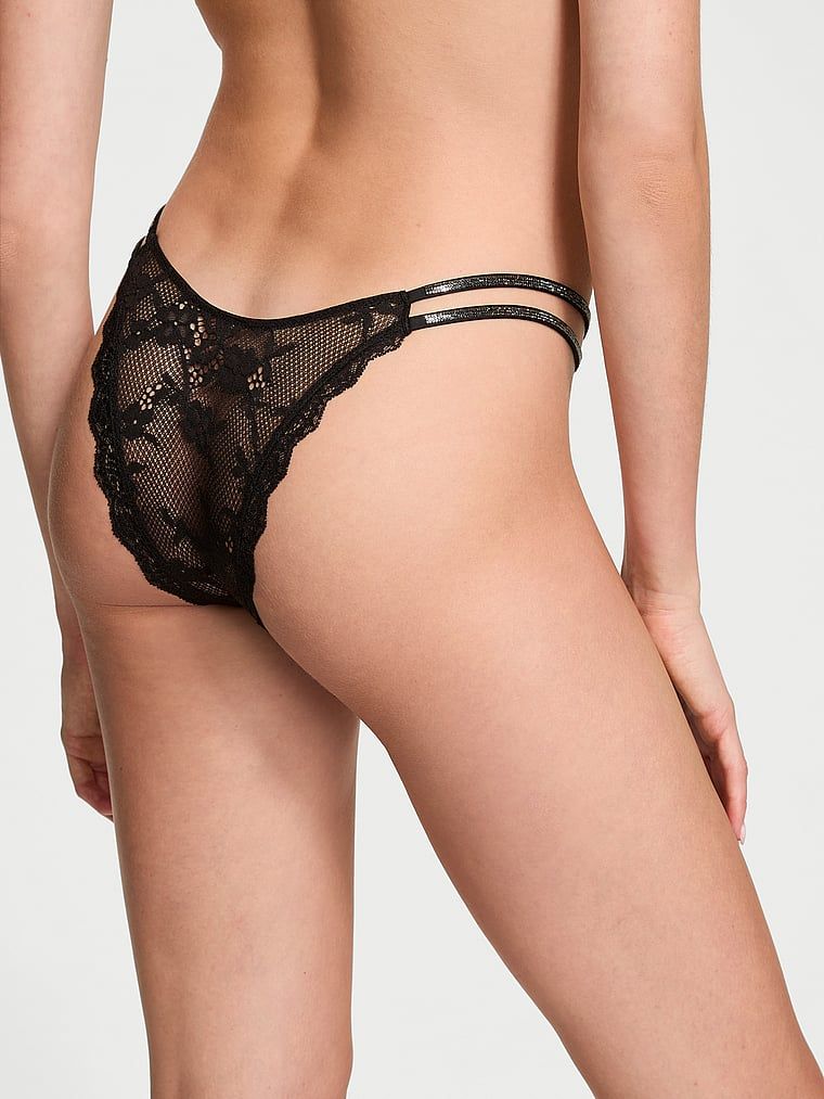Brazilské krajkové kalhotky s třpytivými ramínky a lesklými ramínky. Produkt je černý a pochází z kolekce Dream Angels.