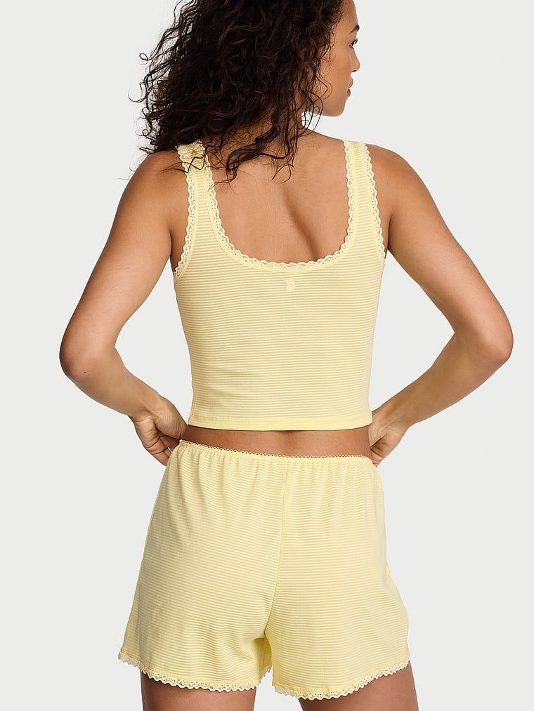 Bavlněná spací souprava – top a kraťasy Shadow Stripe. Produkt je žluté barvy a pochází z kolekce Victoria's Secret.