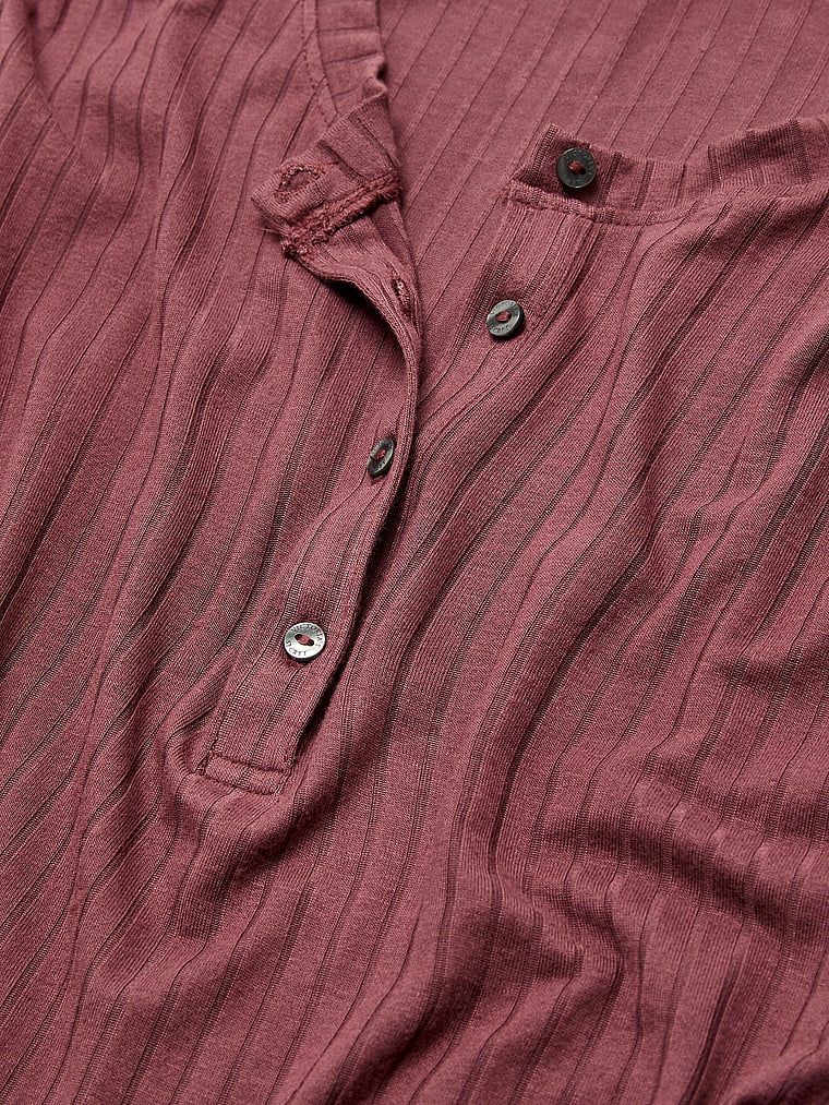 Modální sada – lounge halenka a kraťasy. Produkt je růžové barvy a pochází z kolekce Victoria's Secret.