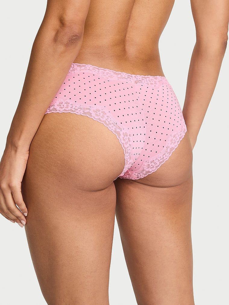 Bavlněné kalhotky s krajkou na okrajích Lace-Waist Cheeky. Produkt má vzorovanou barvu a pochází z kolekce Lace Trim.