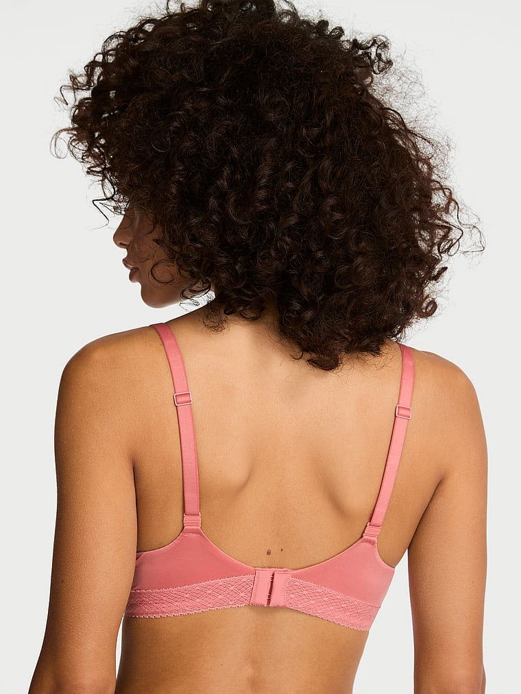 Mírně vycpaná podprsenka s vložkami z demikrajky. Produkt je růžové barvy a pochází z kolekce Body by Victoria.