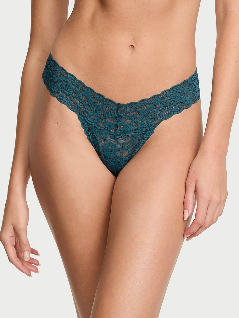 Krajkové tanga s ramínky na zadní straně Blossom. Produkt je modré barvy a pochází z kolekce Lacie.