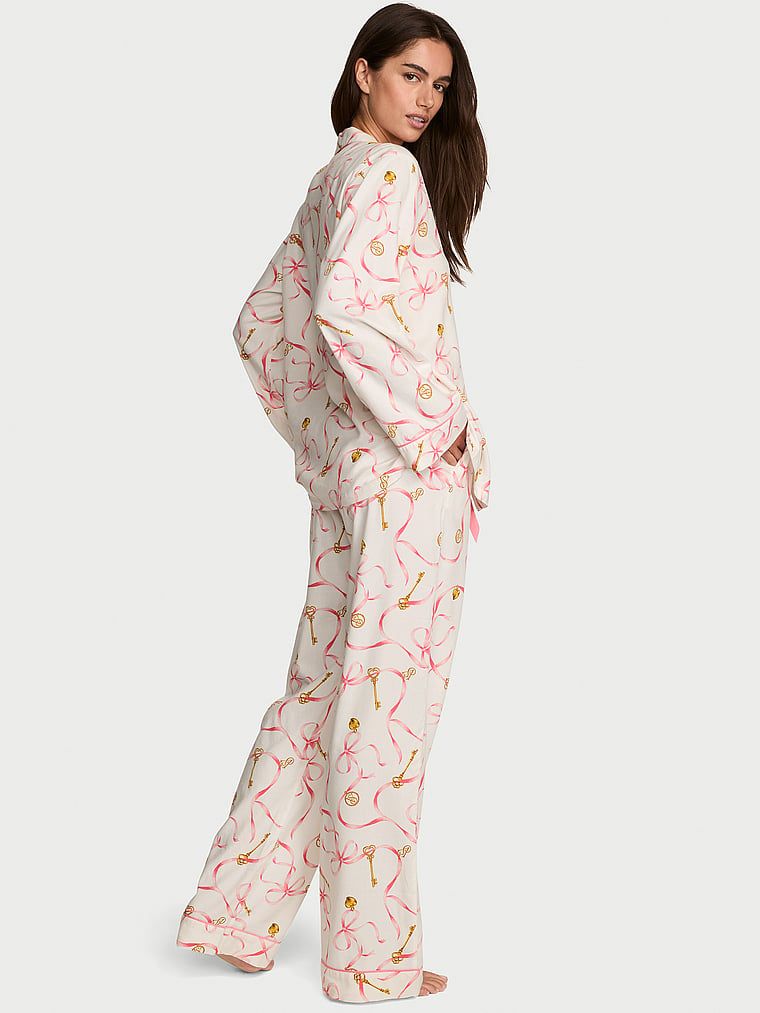 Flanelové pyžamo s dlouhými kalhotami. Produkt má vzorovanou barvu a pochází z kolekce Victoria's Secret.