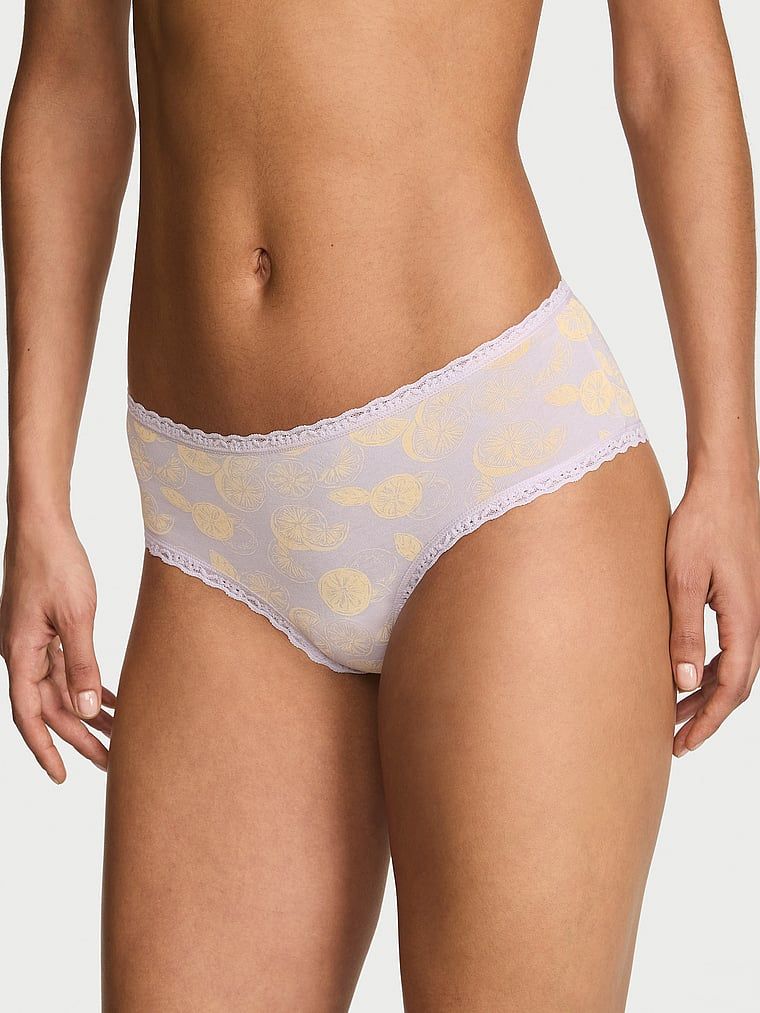 Bavlněné kalhotky s krajkou na okrajích Lace-Waist Cheeky. Produkt je vzorovaný a pochází z kolekce Lace Trim.