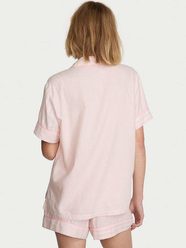 Flanelové pyžamo s kraťasy. Produkt má vzorovanou barvu a pochází z kolekce Victoria's Secret.