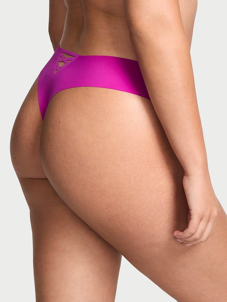 Bezešvá tanga s ramínky na zadní straně No-Show Strappy. Produkt má fialovou barvu a pochází z kolekce No-Show.
