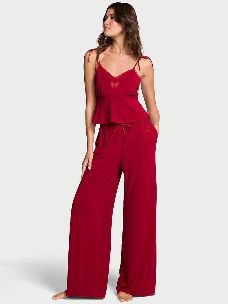 Modalový spací set - horní a široké kalhoty s mašlí. Produkt má červenou barvu a pochází z kolekce Victoria's Secret.
