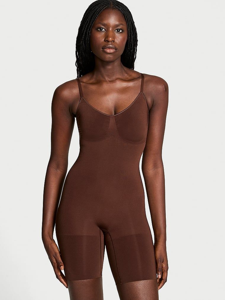 Tvarovací overal Shapewear od Victoria s kraťasy. Výrobek je hnědý a pochází z kolekce Victoria's Secret.