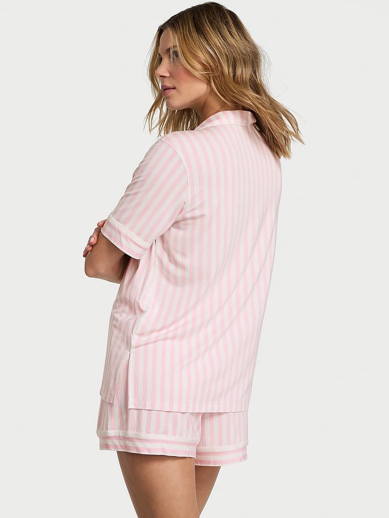 Modalové pyžamo s kraťasy. Výrobek má pruhovaný vzor a pochází z kolekce Victoria's Secret.