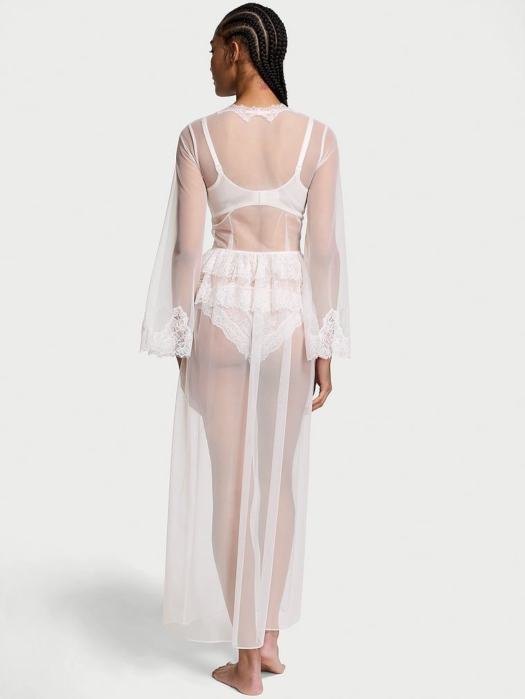 Maxi župan z růžové krajky a tylu. Produkt je bílý a pochází z kolekce Victoria's Secret.