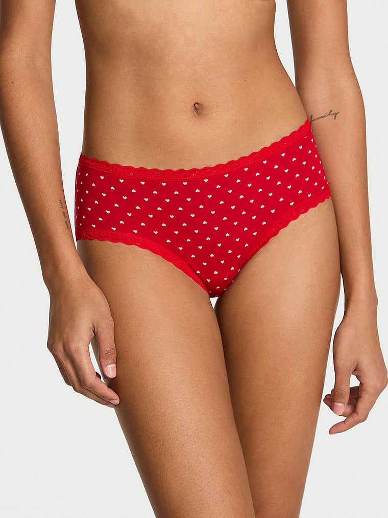 Bavlněné kalhotky s krajkou na okrajích Lace-Waist Cheeky. Produkt je vzorovaný a pochází z kolekce Lace Trim.