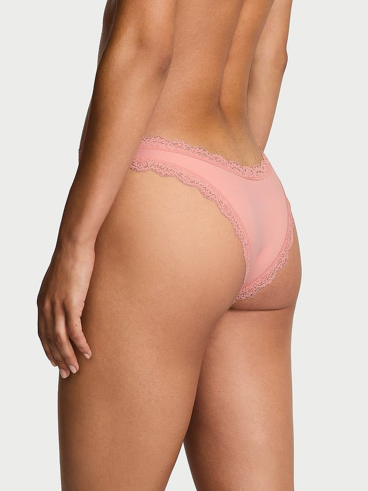 Brazilské kalhotky s krajkou Lace Trim Brazilian. Produkt je růžový a pochází z kolekce Body by Victoria.