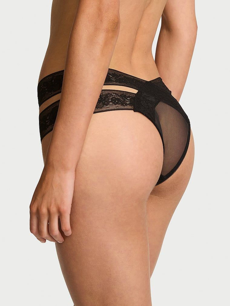 Kalhotky s výřezem a krajkou Strappy Cut-Out. Produkt je černý a pochází z kolekce Very Sexy.