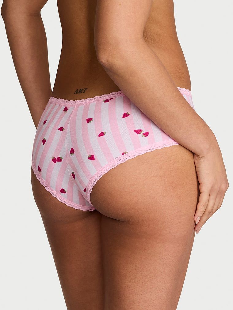 Bavlněné kalhotky s krajkou na okrajích Lace-Waist Cheeky. Produkt je vzorovaný a pochází z kolekce Lace Trim.