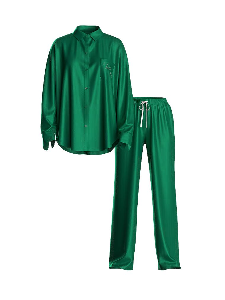 Typické oversized saténové pyžamo s dlouhými rukávy. Produkt je zelené barvy a pochází z kolekce Victoria's Secret.