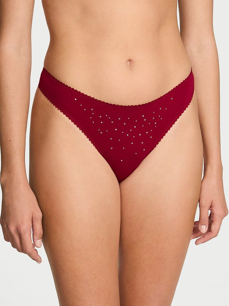 Bavlněná tanga s třpytivými flitry. Produkt má červenou barvu a pochází z kolekce Victoria's Secret.