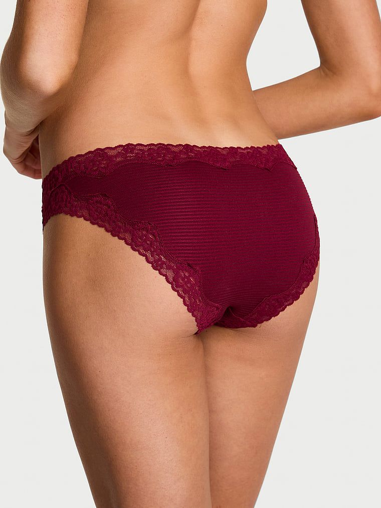 Pruhované bavlněné kalhotky s krajkou na okrajích bikin. Výrobek má červenou barvu a pochází z kolekce Lace Trim.