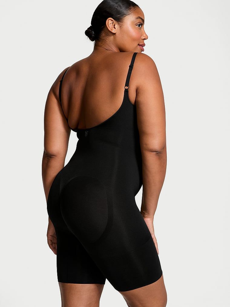 Tvarovací overal Shapewear od Victoria s kraťasy. Produkt je černý a pochází z kolekce Victoria's Secret.