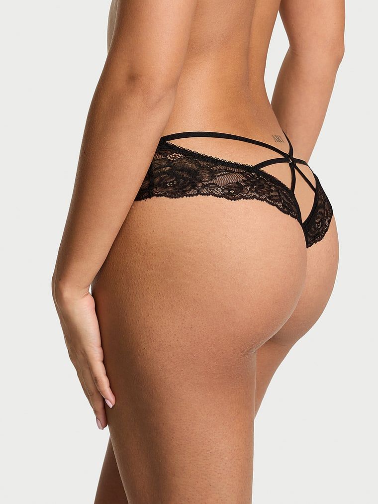 Páskové kovové drzé kalhotky s otevřenými zády. Produkt je černý a pochází z kolekce Very Sexy.