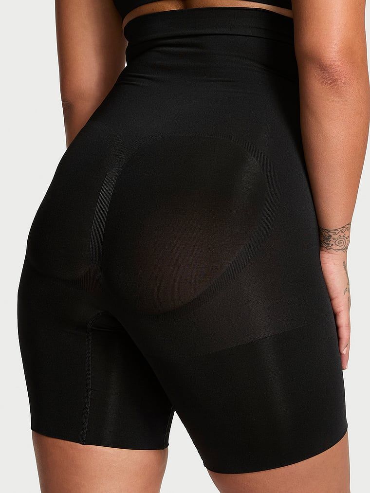 Tvarovací šortky Shapewear by Victoria. Produkt je černý a pochází z kolekce Victoria's Secret.